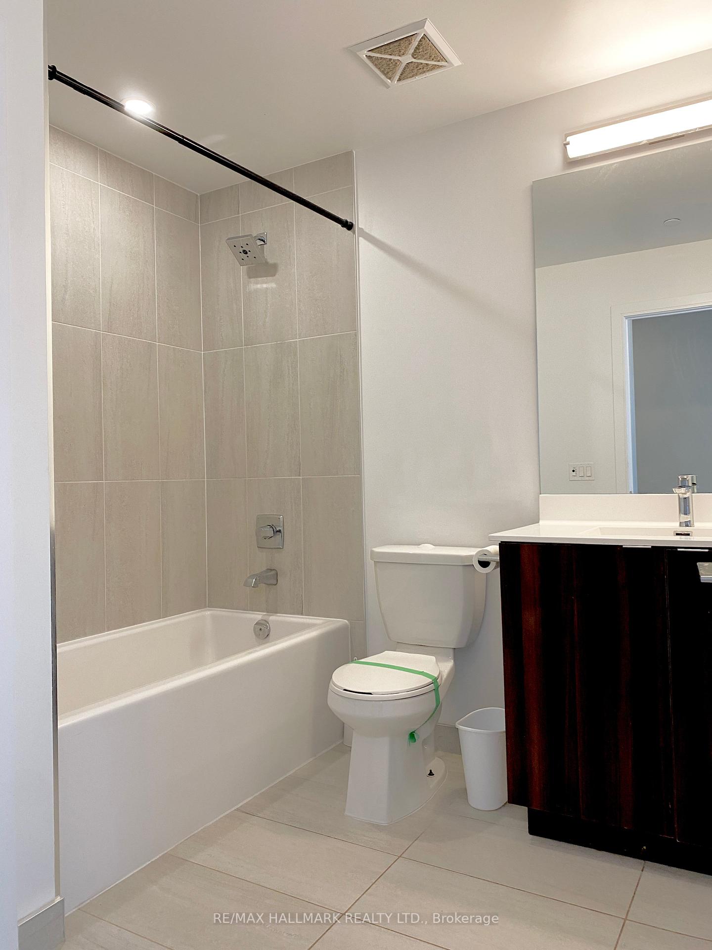 2 Bedrooms Condo at 225 Village Green, Toronto For sale