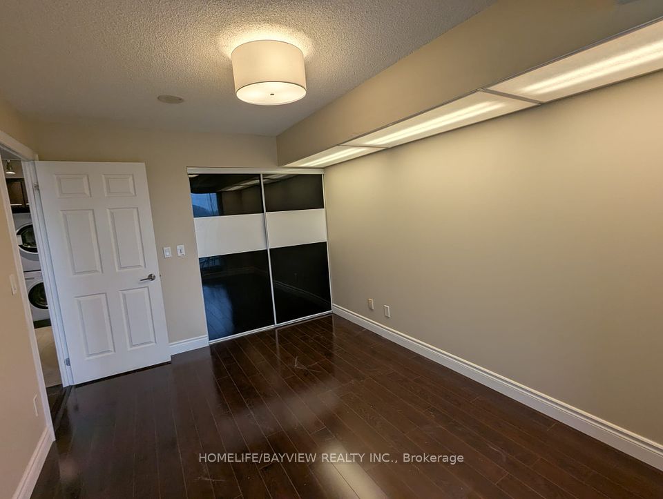 LARGE SIZE MAIN BDRM.