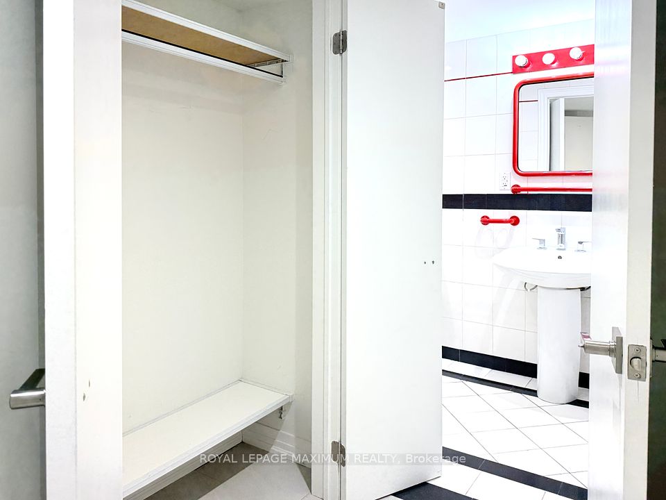 Interior Hall w Dbl Closet open