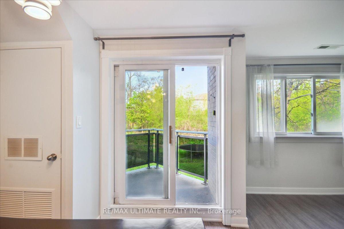 3 Bedrooms Condo at 2001 Bonnymede, Mississauga For sale