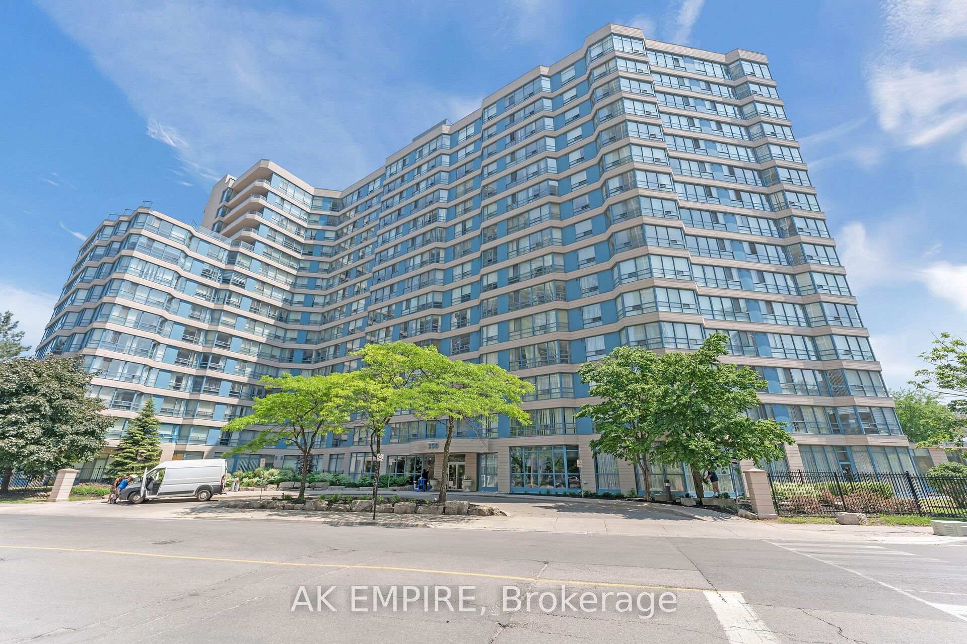 3 Bedrooms Condo at 250 Webb, Mississauga For sale