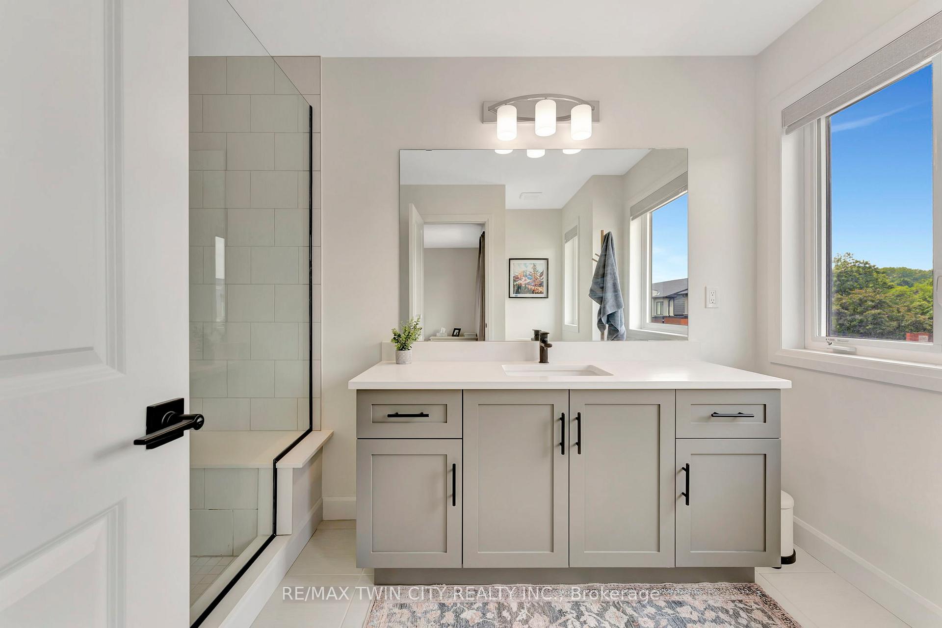 3 Bedrooms Condo at 4 Southam, Hamilton For sale