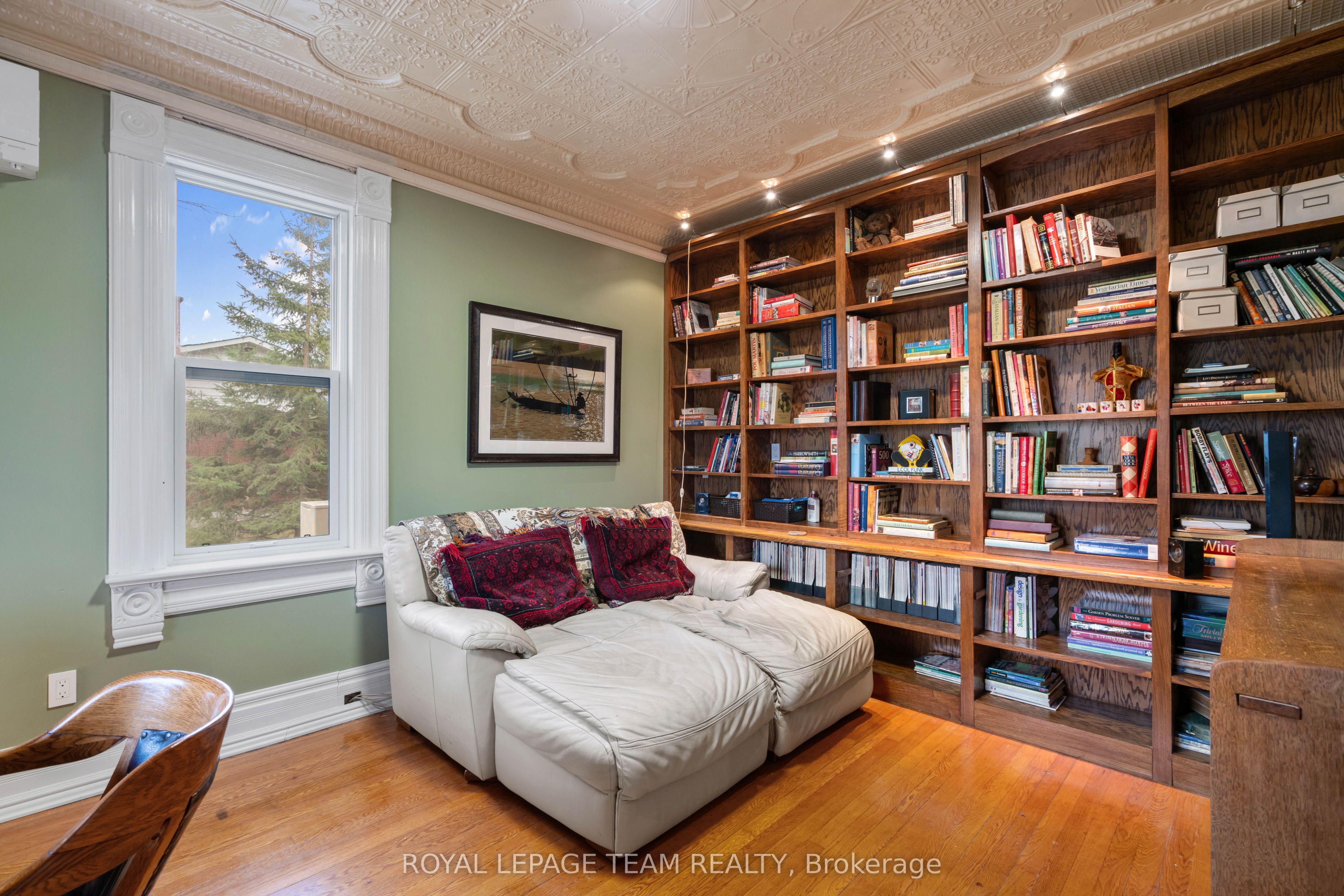 77 Queen Street W