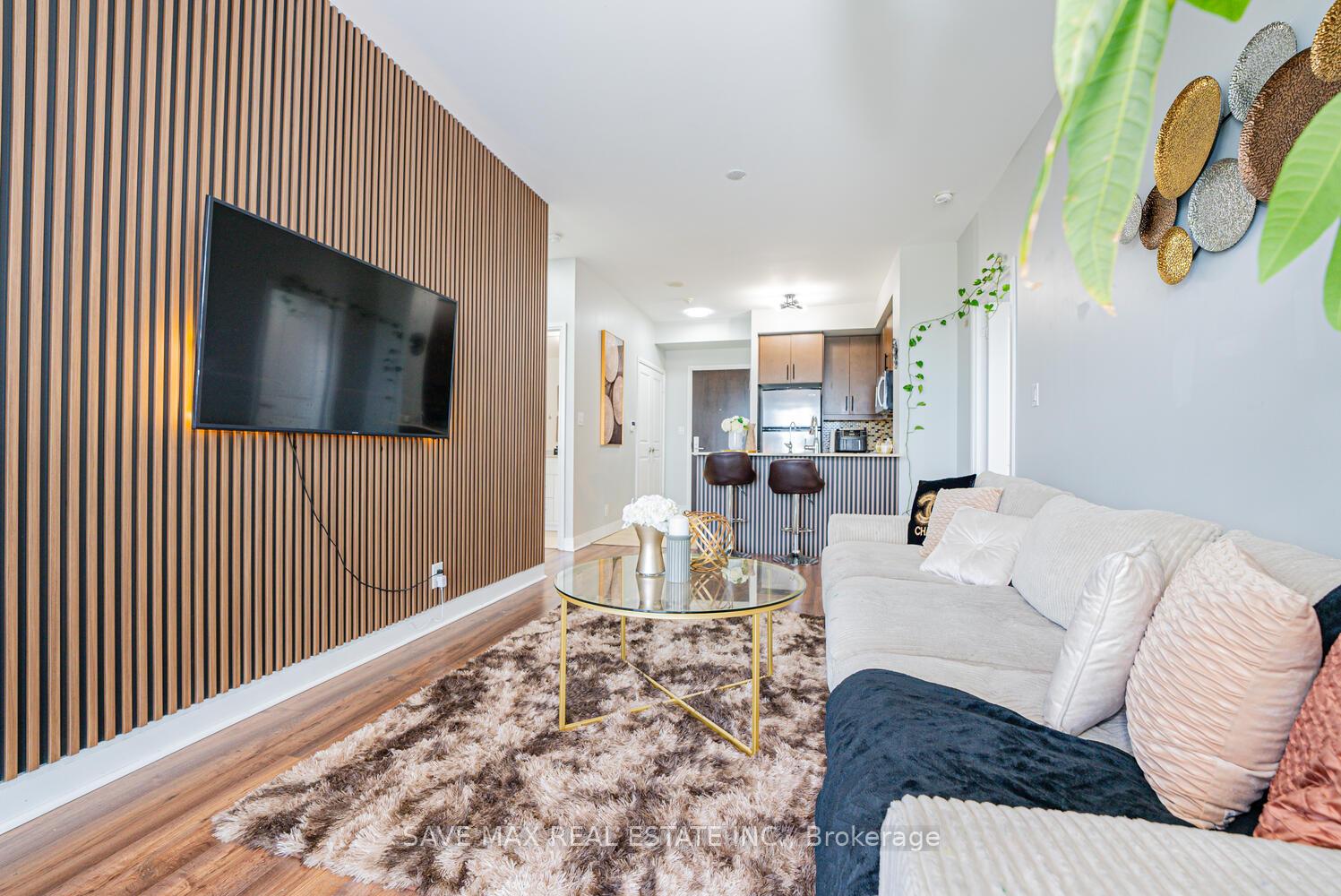 2 Bedrooms Condo at 60 Absolute, Mississauga For sale