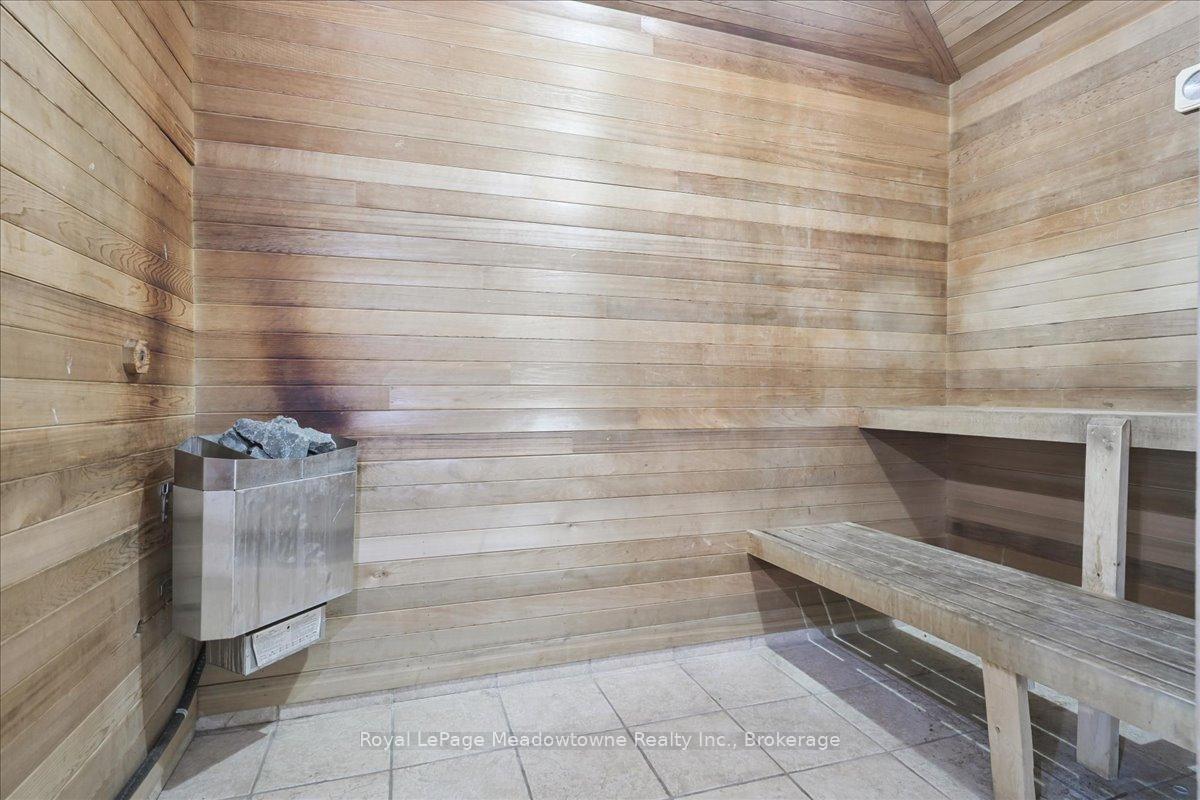 2 Bedrooms Condo at 1450 Bishops, Oakville For sale