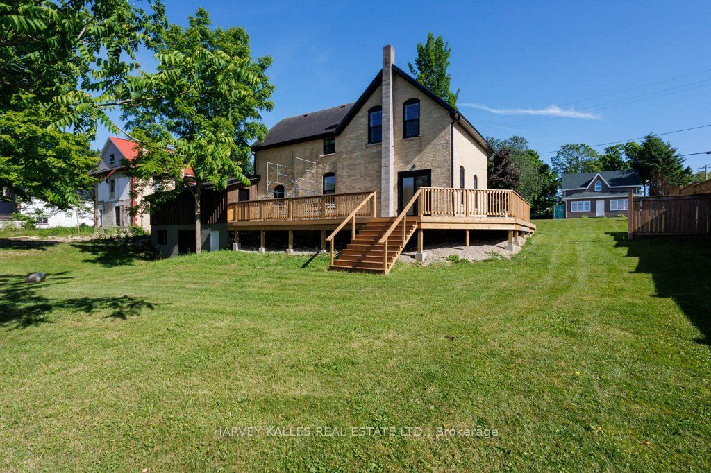 16 Hillcrest Street W
