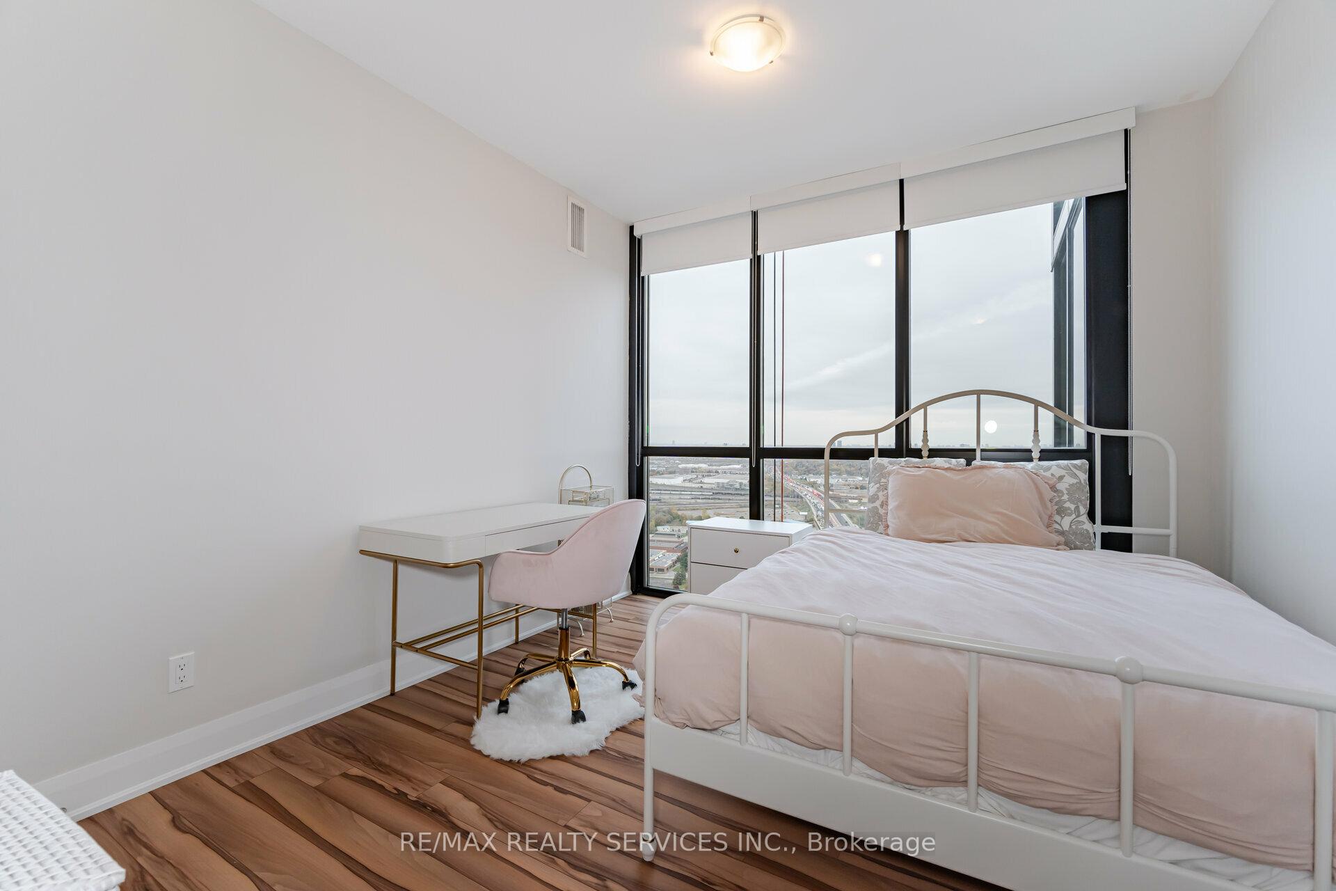 3 Bedrooms Condo at 2900 Highway 7, Vaughan For sale