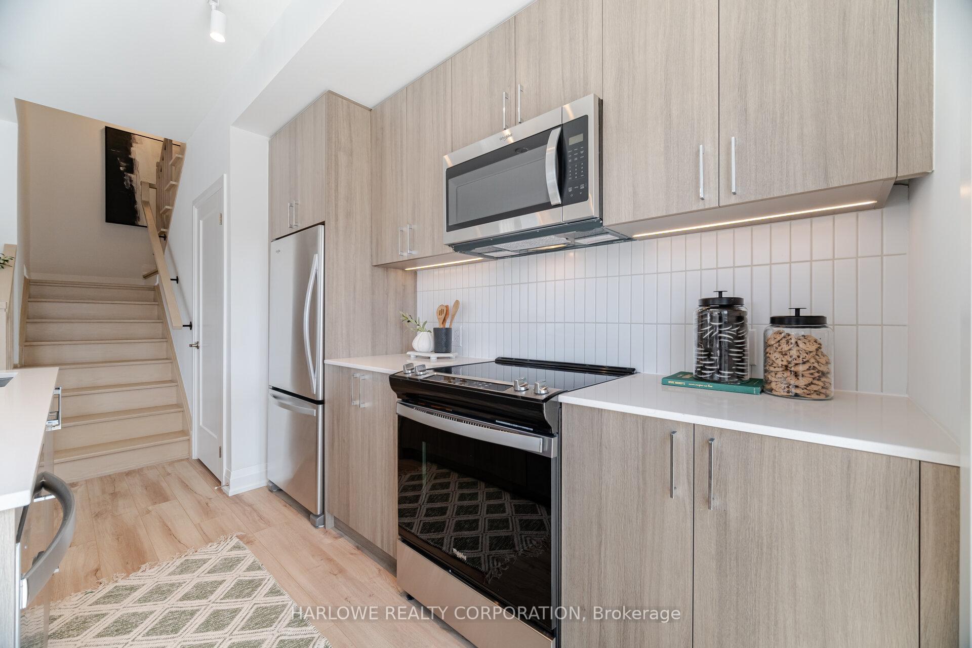 3 Bedrooms Condo at 274 Ironside, Oakville For sale