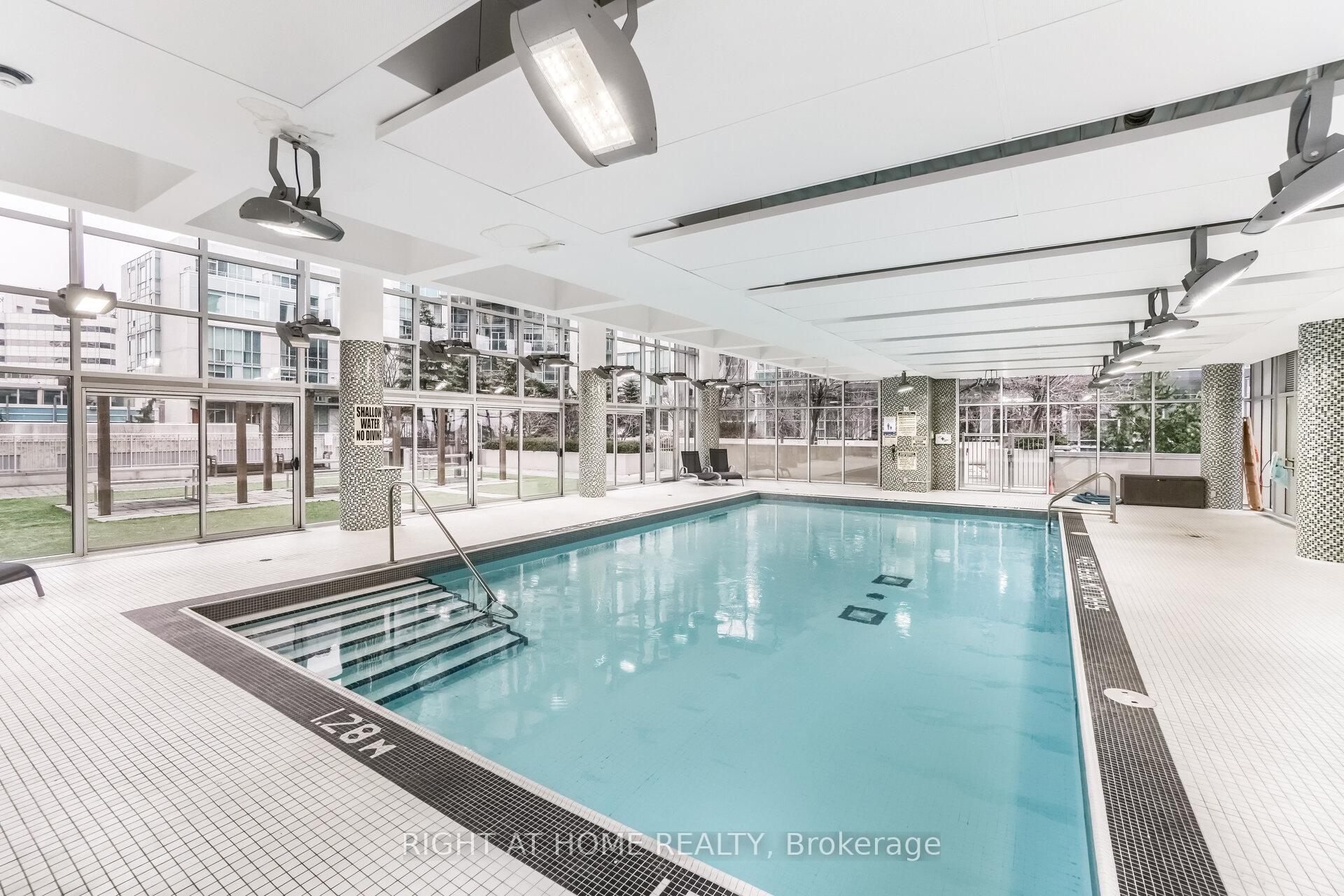 2 Bedrooms Condo at 225 Webb, Mississauga For sale