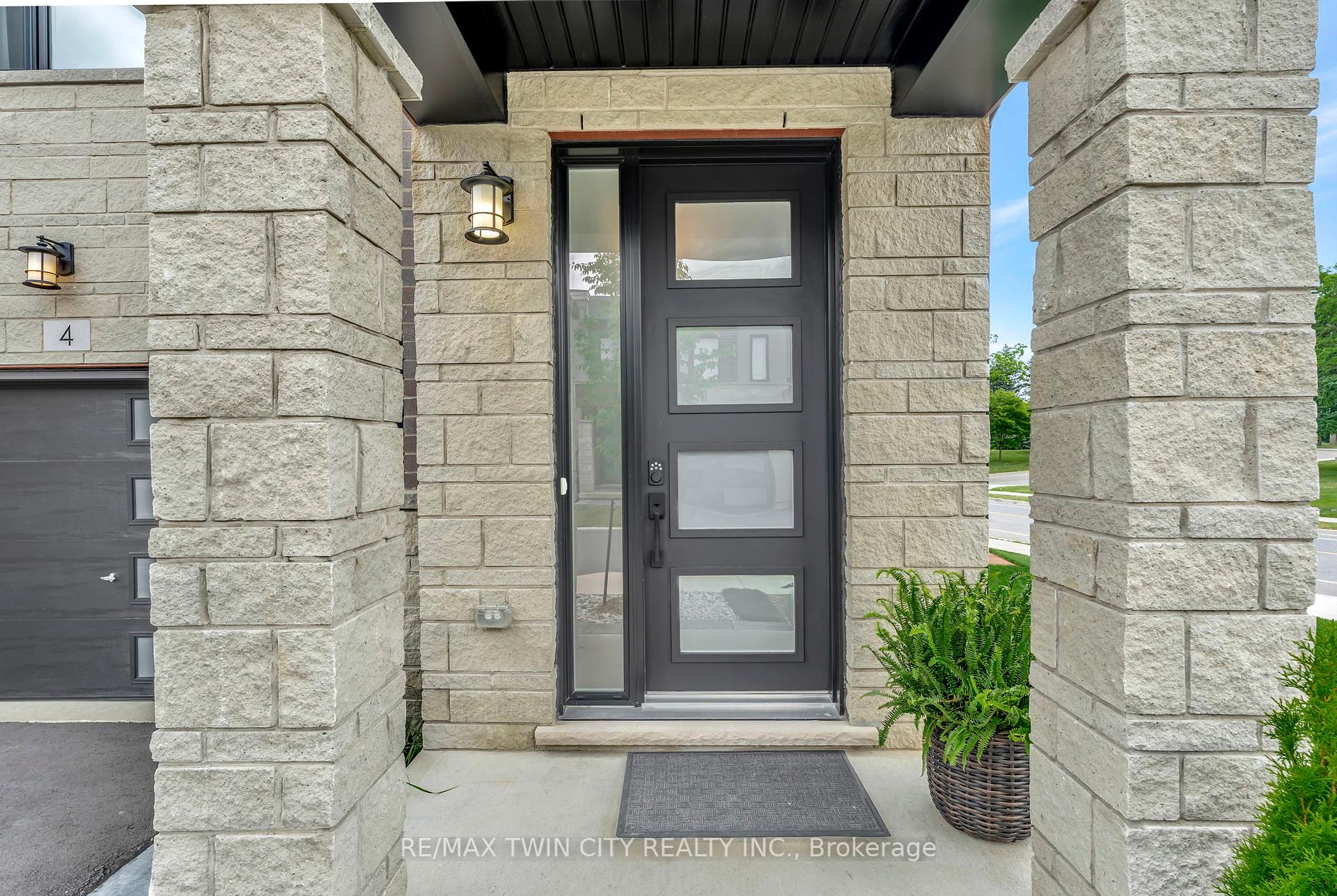 3 Bedrooms Condo at 4 Southam, Hamilton For sale