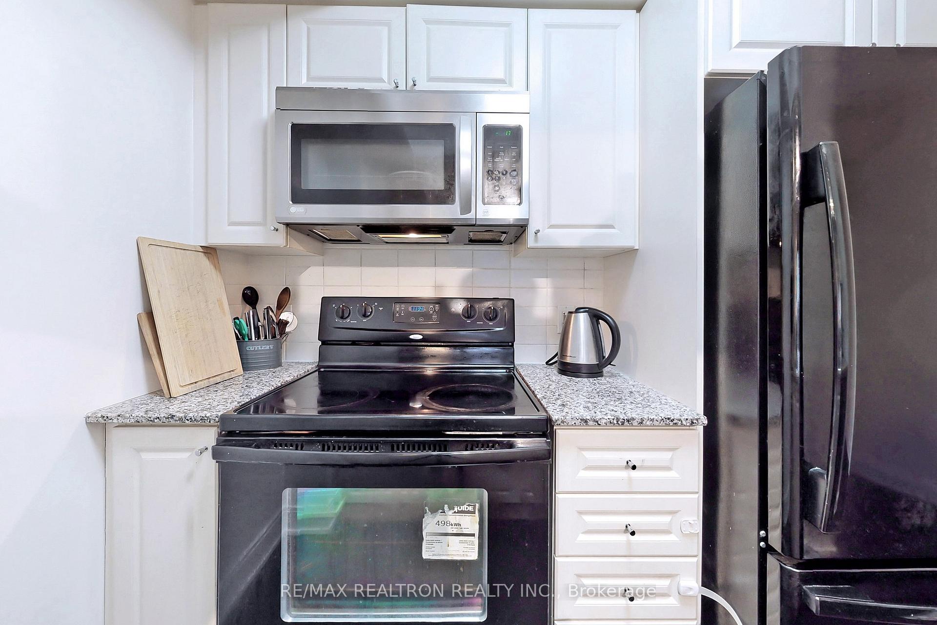 2 Bedrooms Condo at 125 Village Green, Toronto For sale
