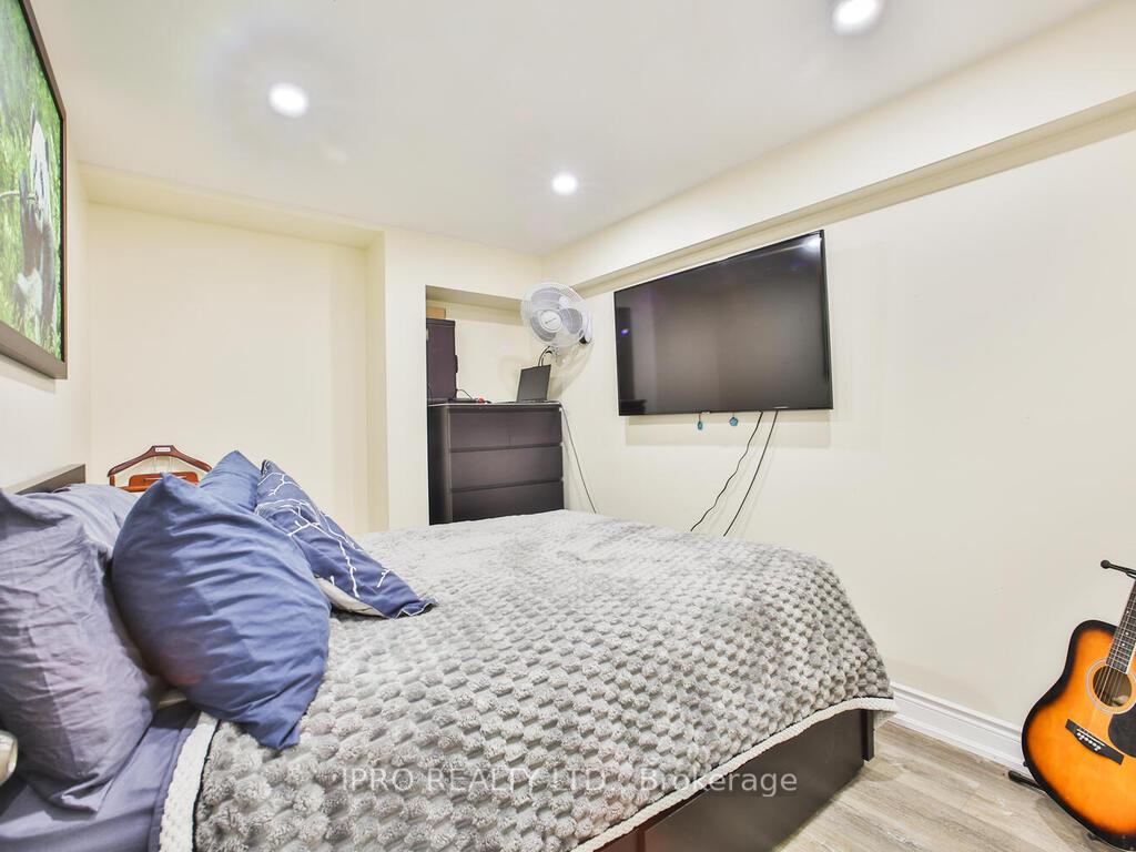 4 Bedrooms Condo at 485 Meadows, Mississauga For sale