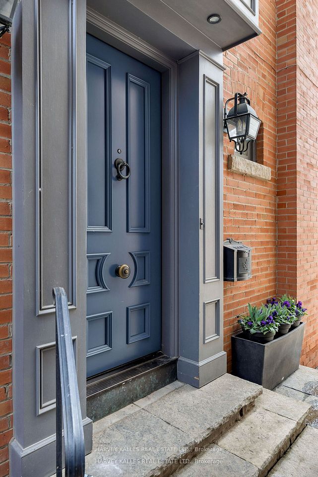 11 Hawthorn Avenue, Toronto, ON M4W 2Z1