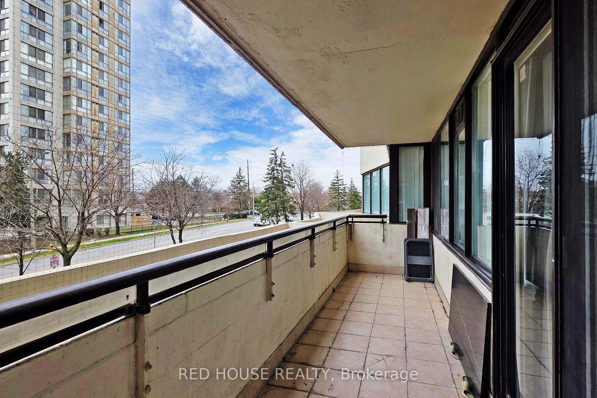 2 Bedrooms Condo at 10 Markbrook,  Toronto For sale