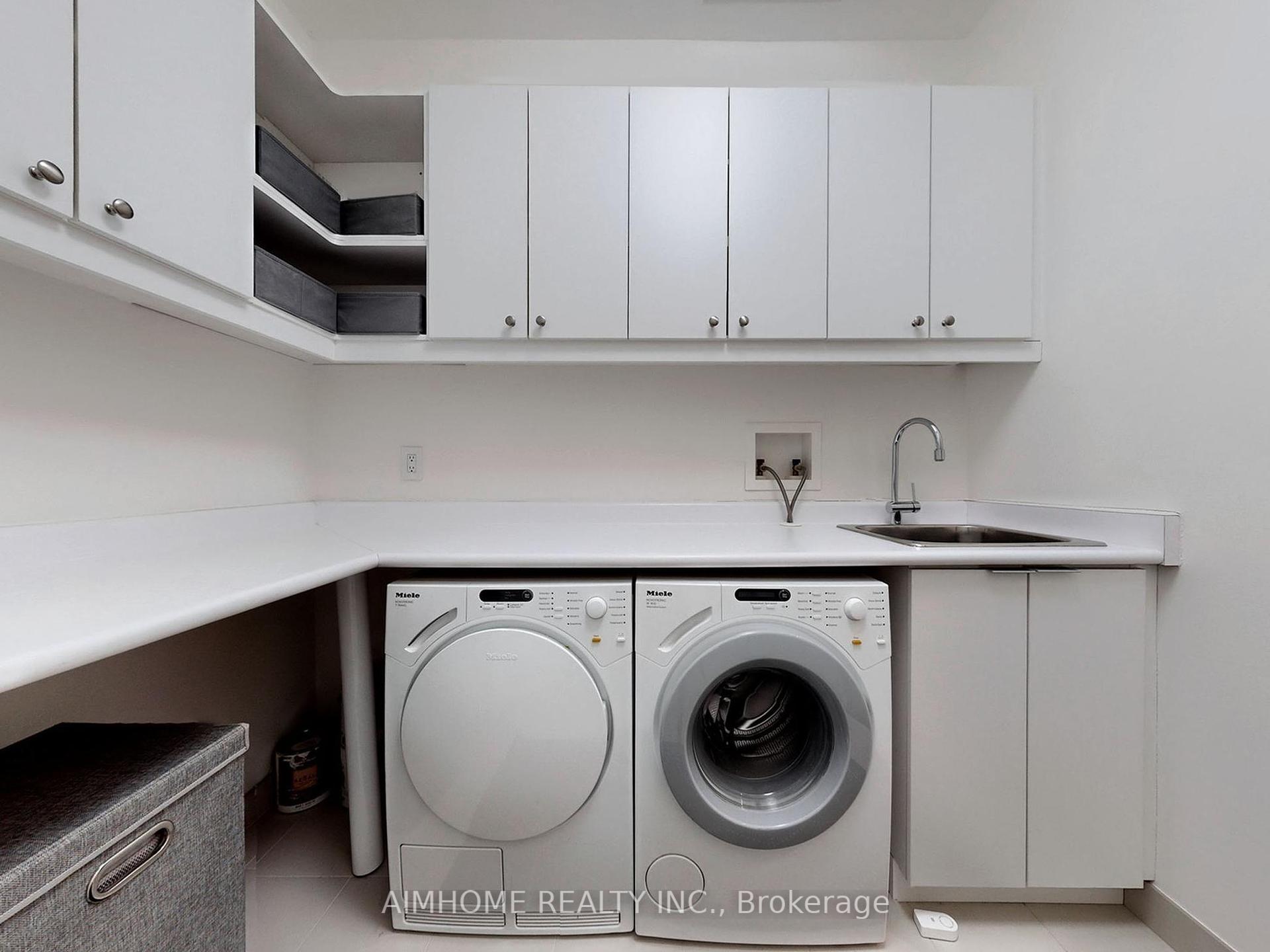 3 Bedrooms Condo at 180 University, Toronto For sale