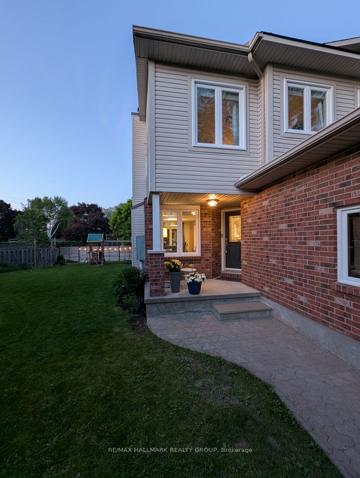 136 Montana Way, Barrhaven, ON K2J 4M4