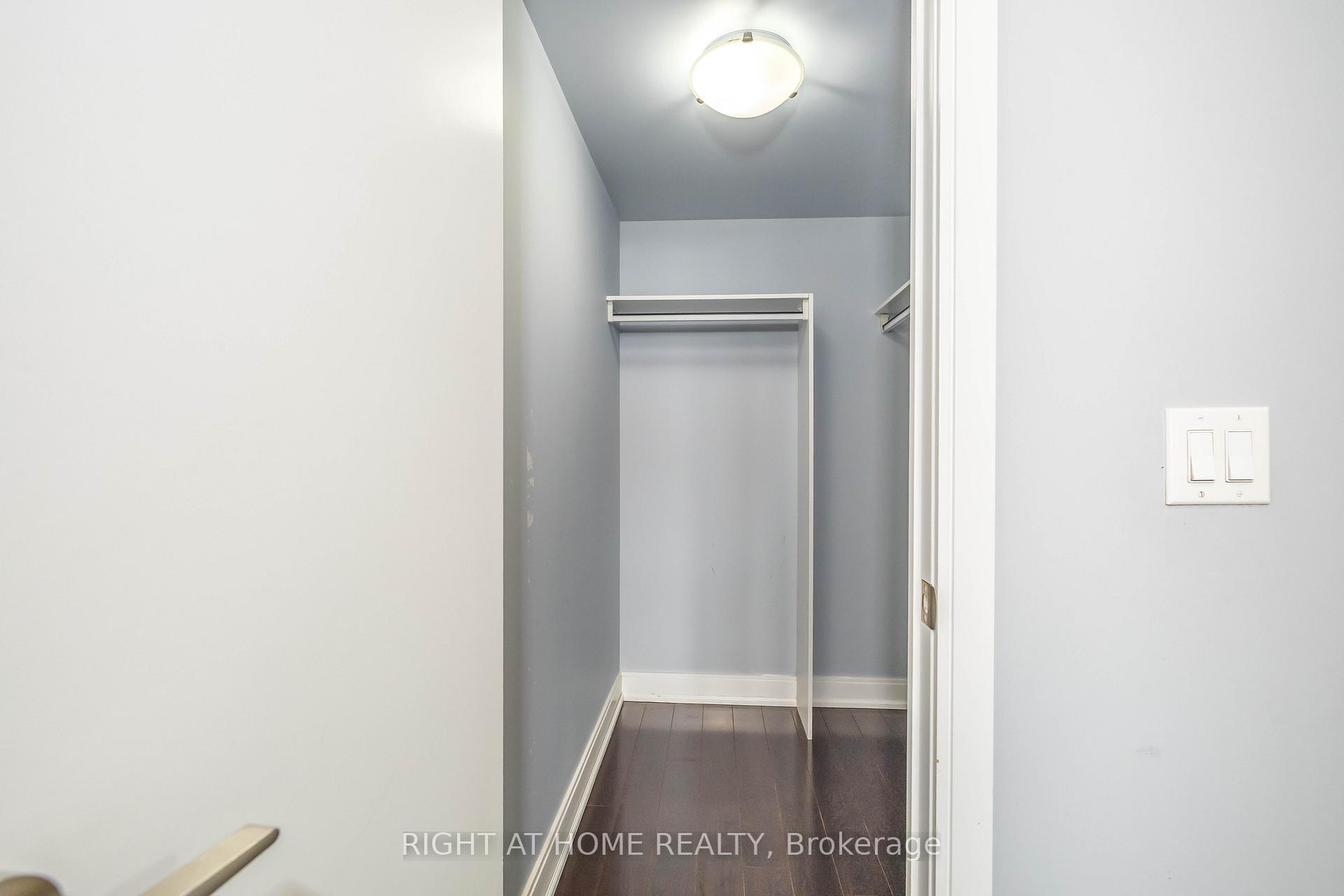 3 Bedrooms Condo at 125 Village Green,  Toronto For sale
