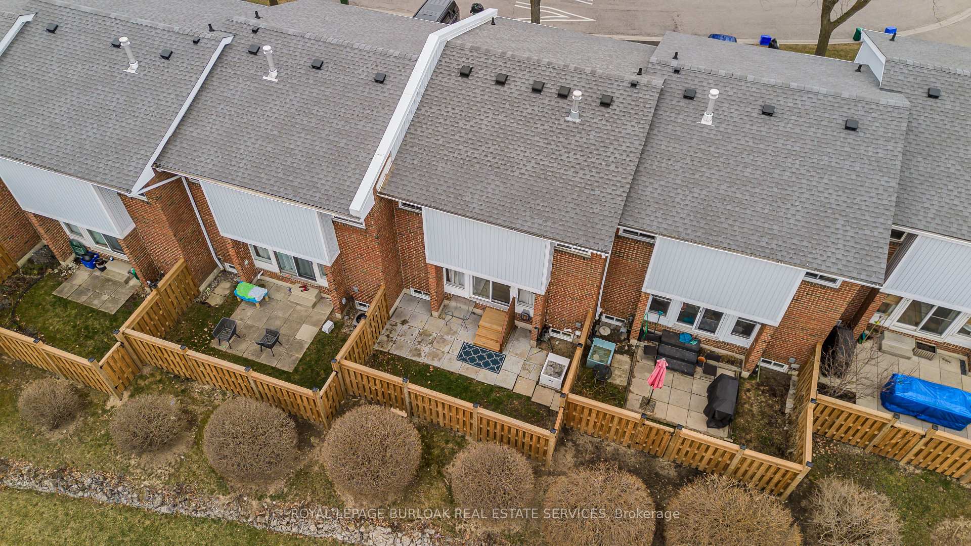 4 Bedrooms Condo at 25 Redbury, Hamilton For sale