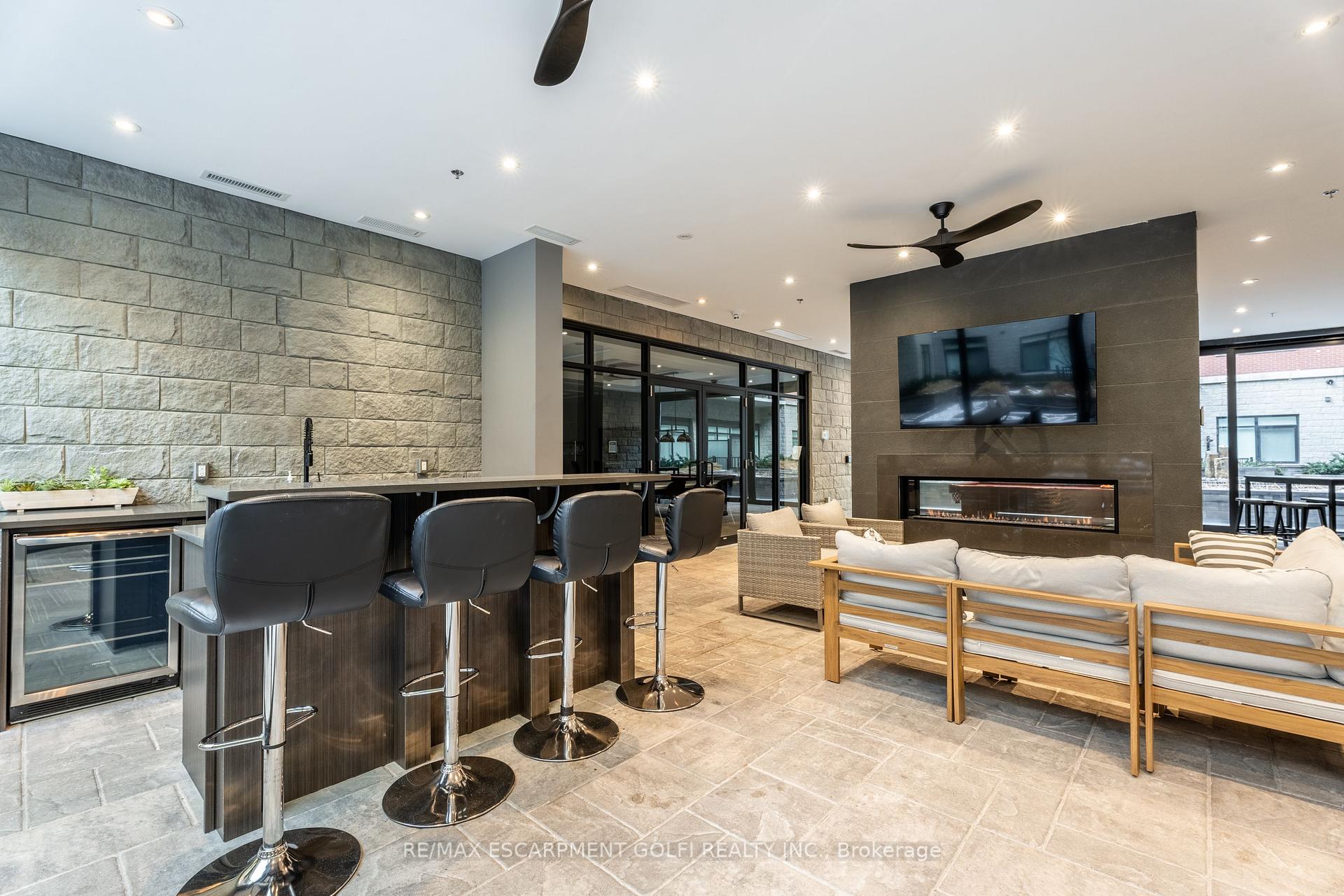 2 Bedrooms Condo at 1 Redfern, Hamilton For sale