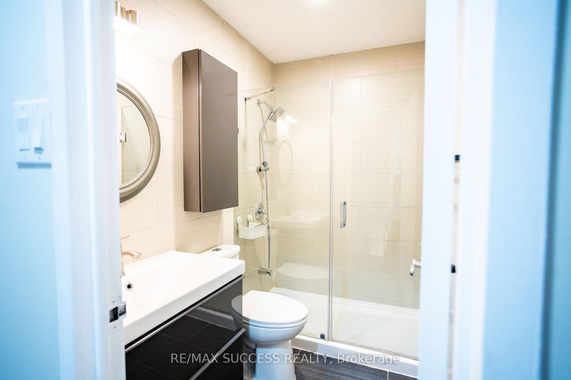 3 Bedrooms Condo at 2095 Roche, Mississauga For sale