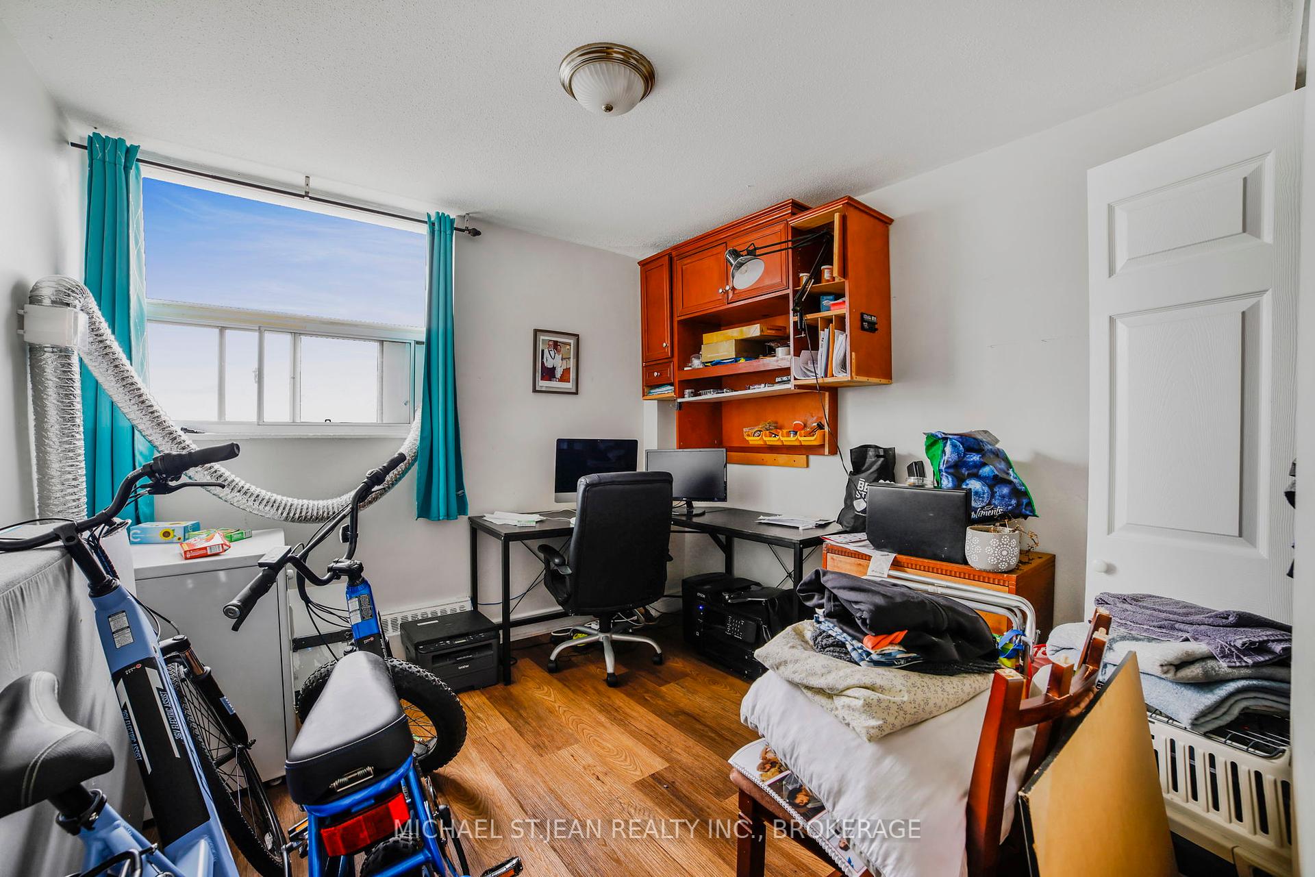 3 Bedrooms Condo at 15 Albright,  Hamilton For sale