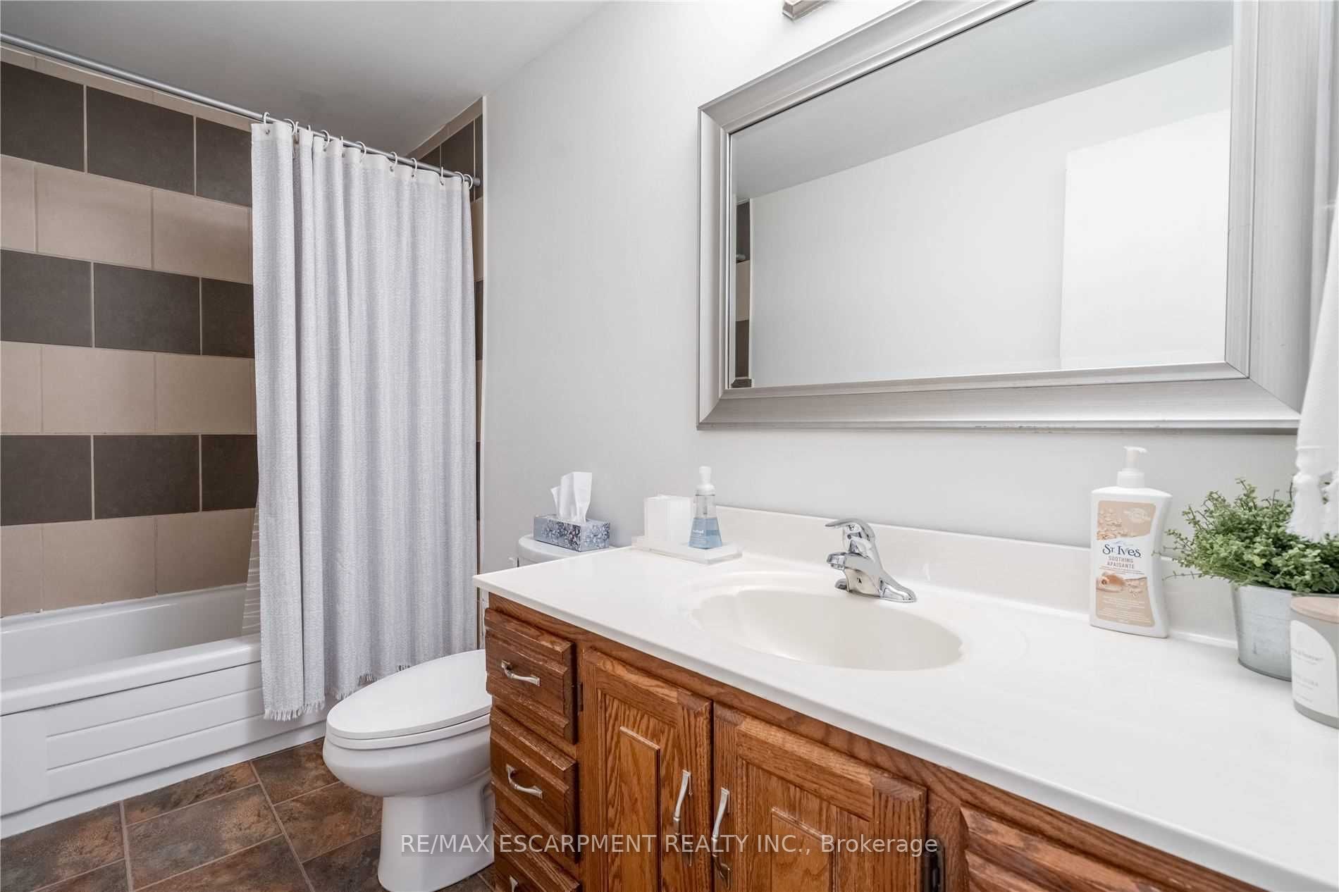 3 Bedrooms Condo at 500 Stone Church,  Hamilton For sale