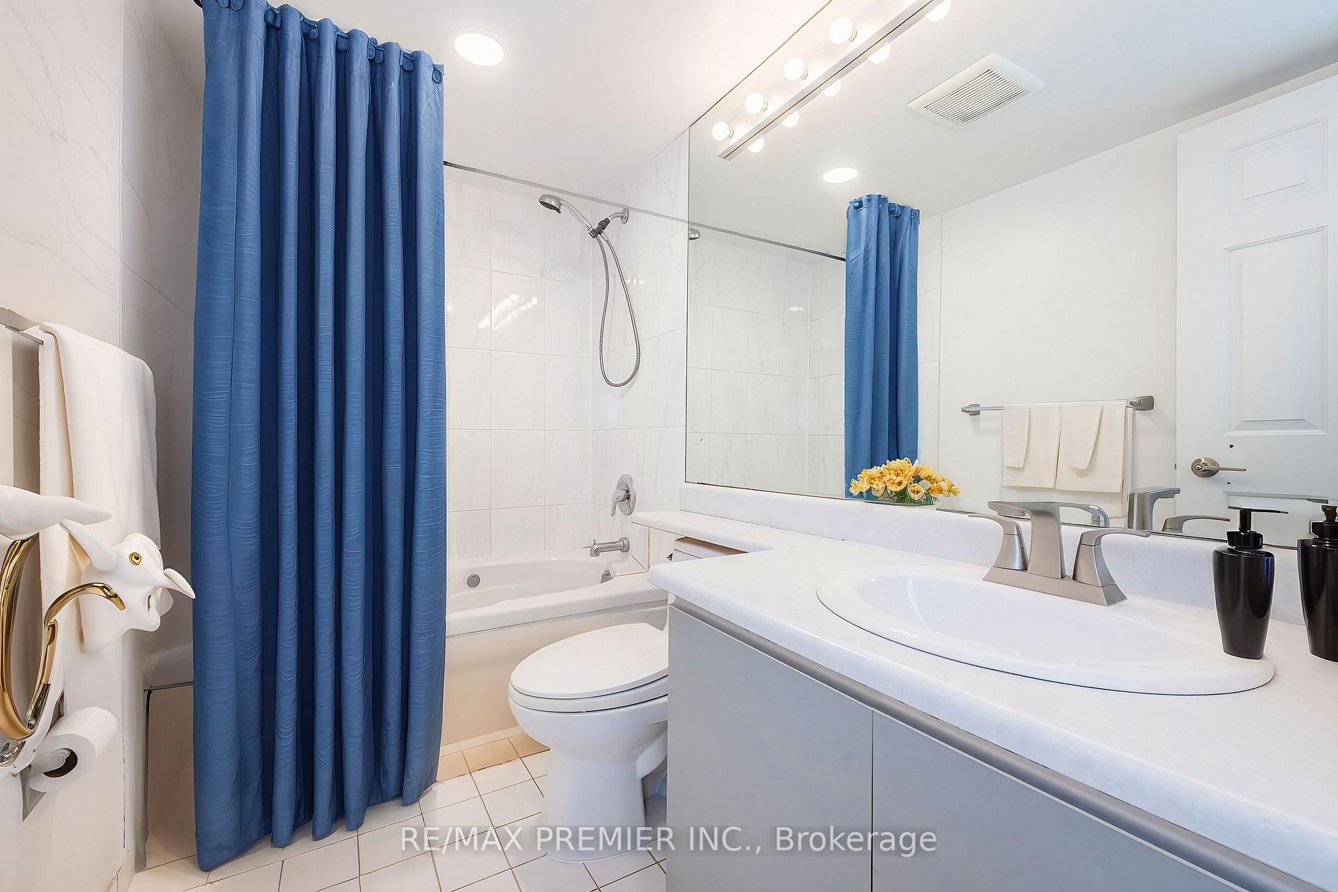 2 Bedrooms Condo at 20 Southport,  Toronto For sale