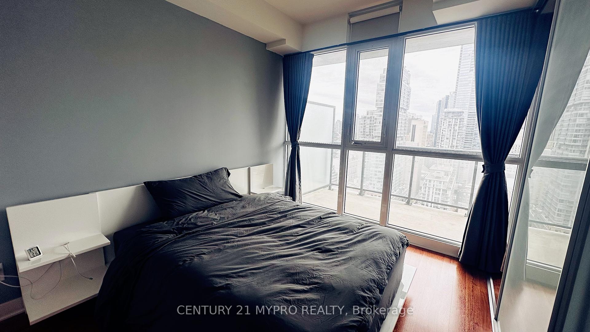 2 Bedrooms Condo at 290 Adelaide,  Toronto For sale