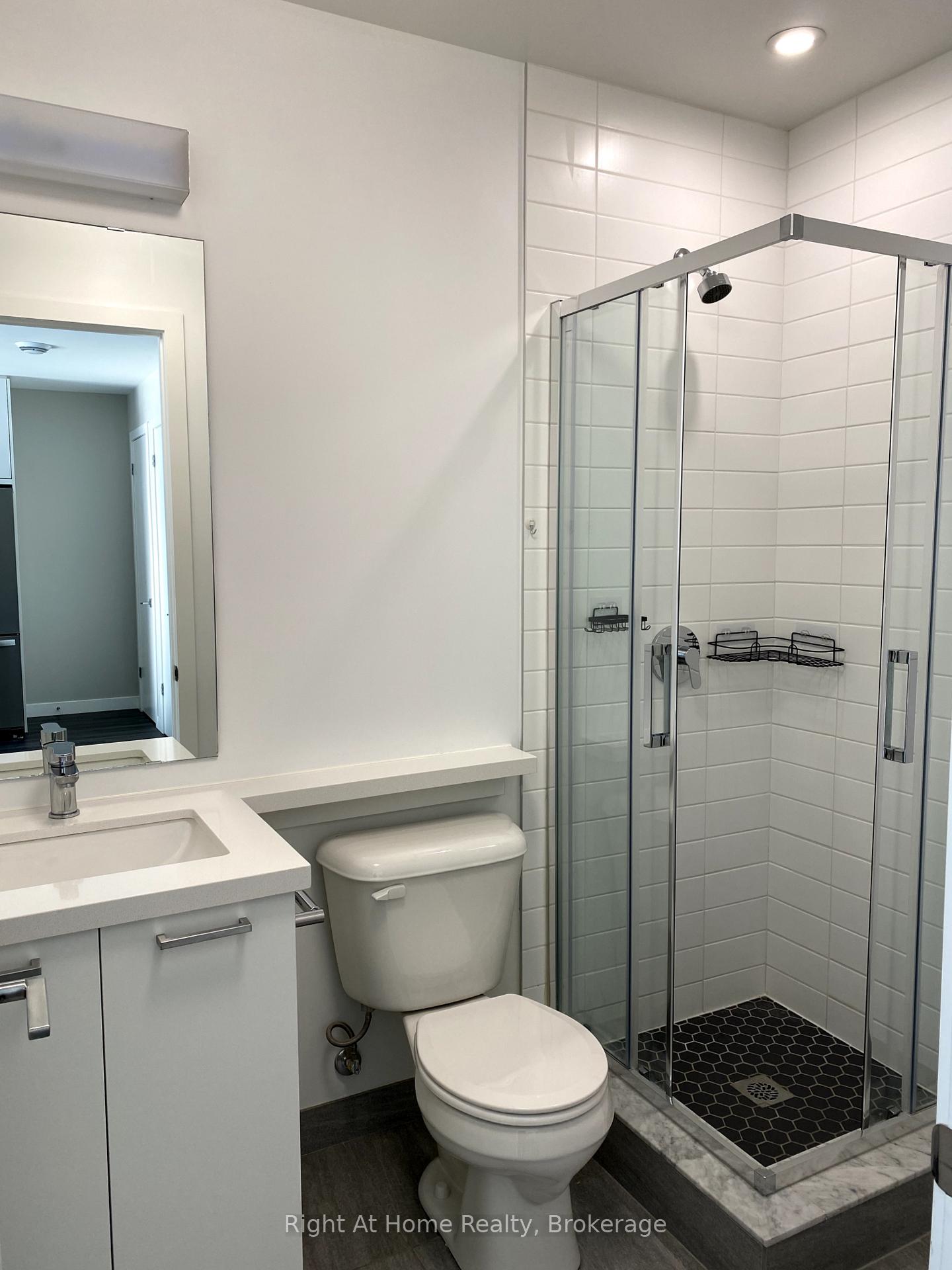 2 Bedrooms Condo at 455 Charlton, Hamilton For sale