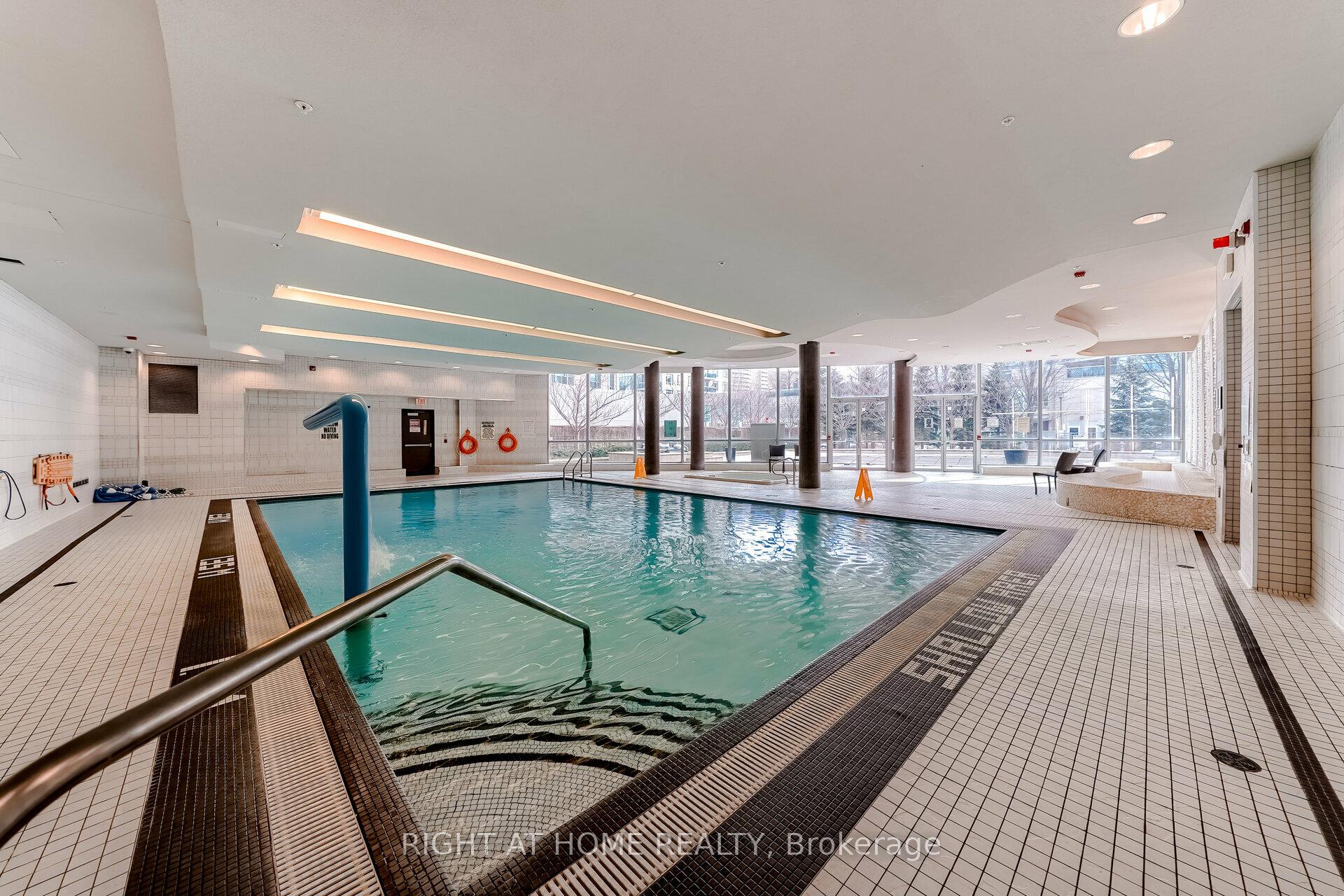 2 Bedrooms Condo at 70 Absolute, Mississauga For sale