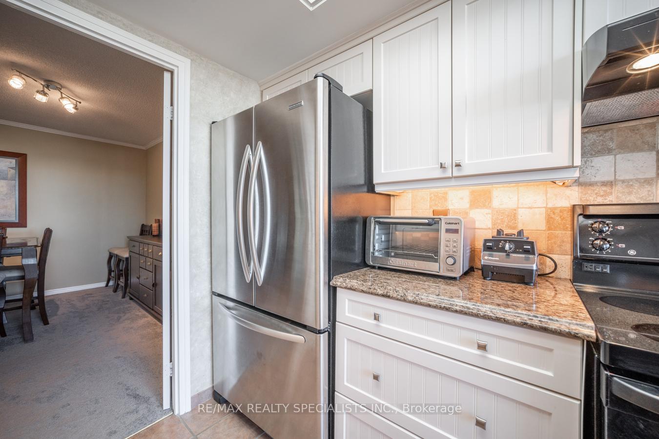 2 Bedrooms Condo at 4235 Sherwoodtowne, Mississauga For sale
