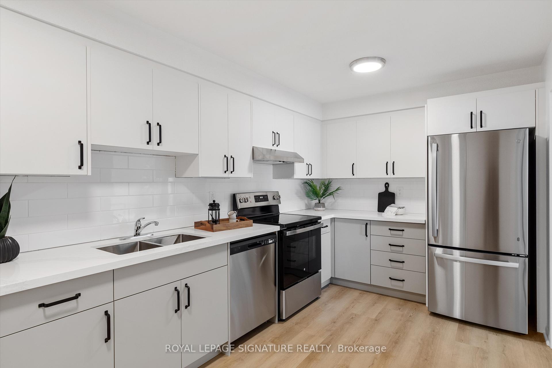 3 Bedrooms Condo at 2185 Marine, Oakville For sale
