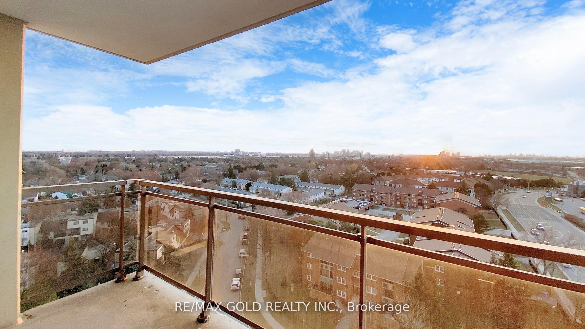 2 Bedrooms Condo at 99 Blackwell, Toronto For sale