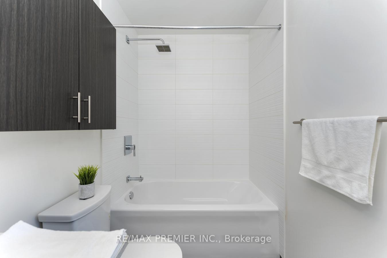2 Bedrooms Condo at 3600 Highway 7, Vaughan For sale