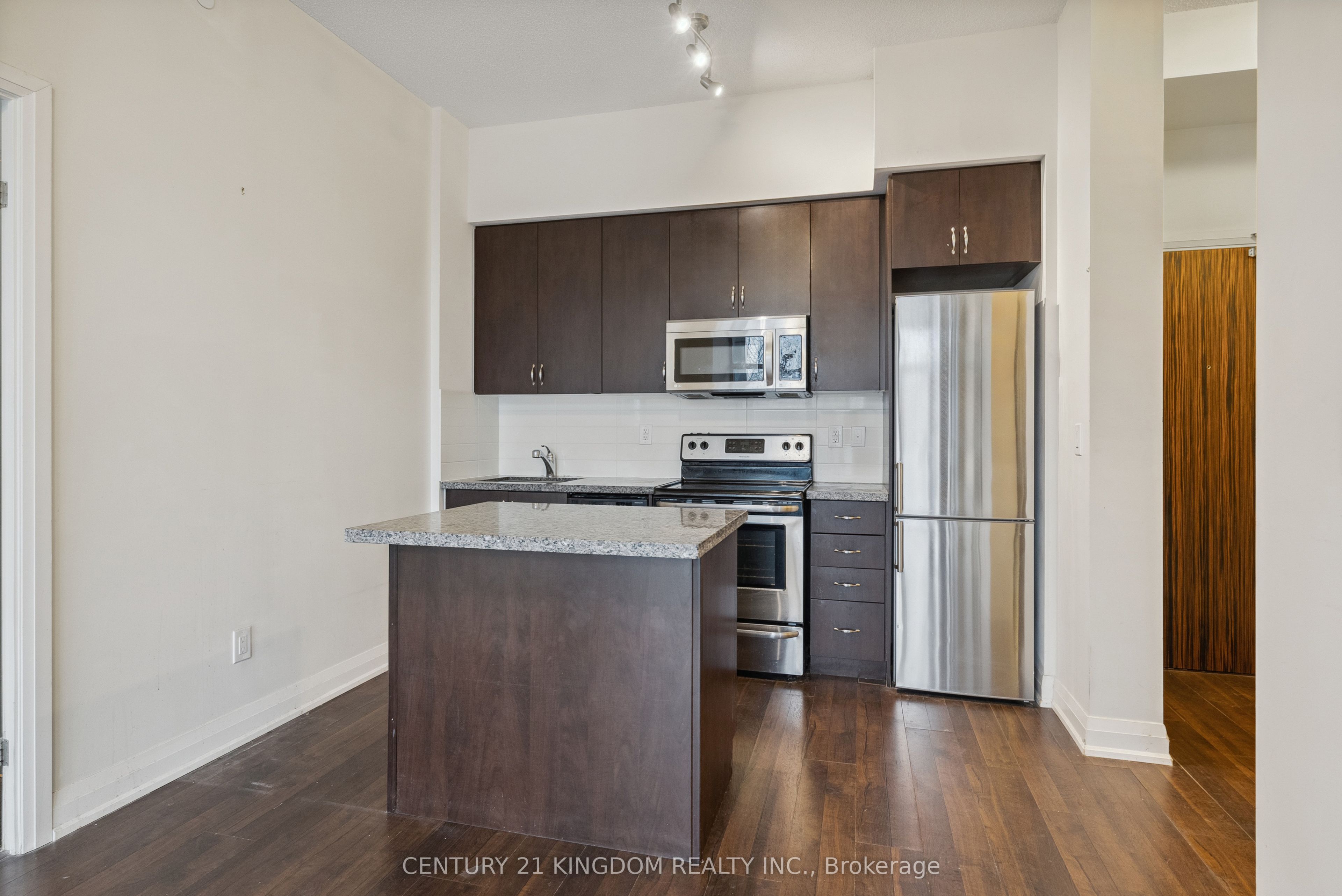 8763 bayview Avenue, #233