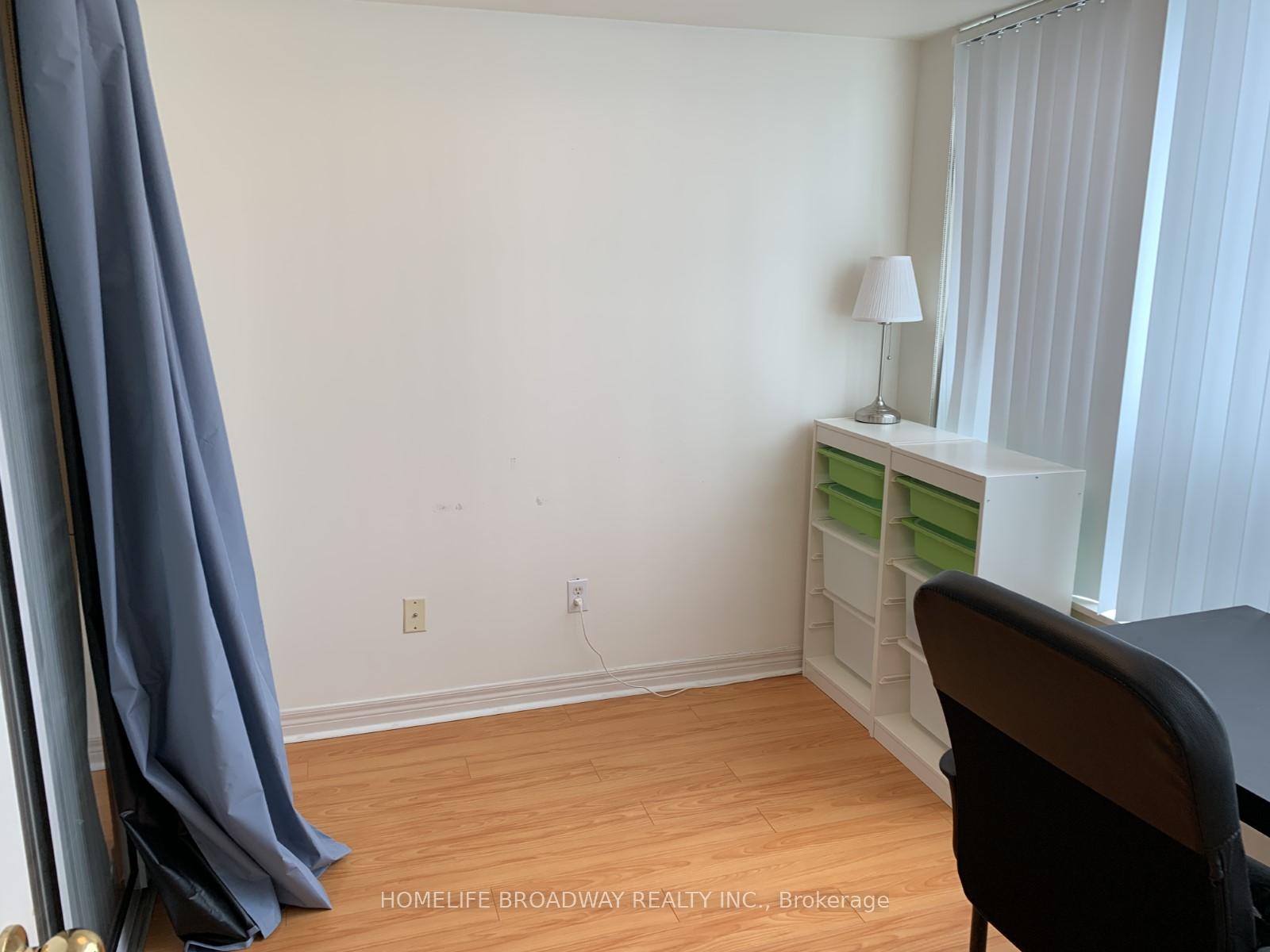 3 Bedrooms Condo at 18 Parkview,  Toronto For sale