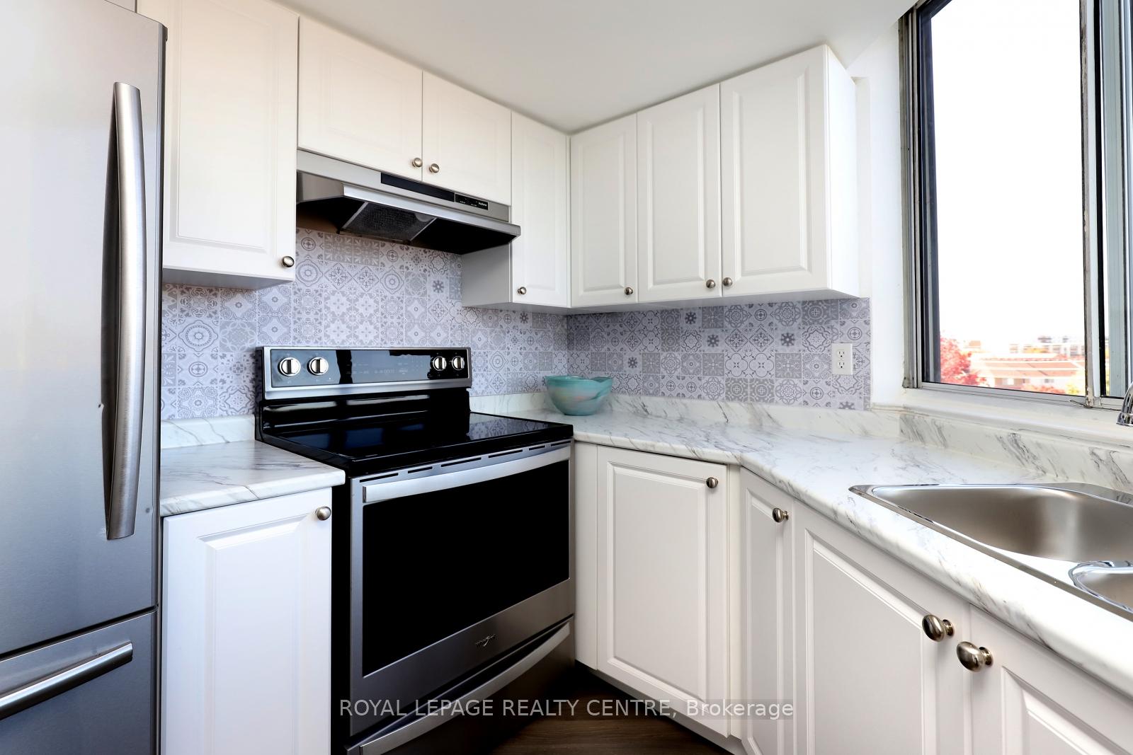 2 Bedrooms Condo at 1001 Cedarglen, Mississauga For sale