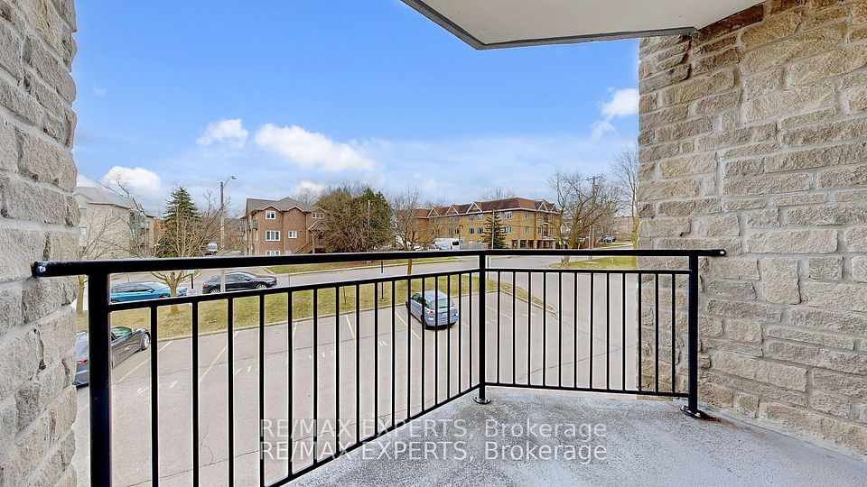 85 Wellington Street W 211