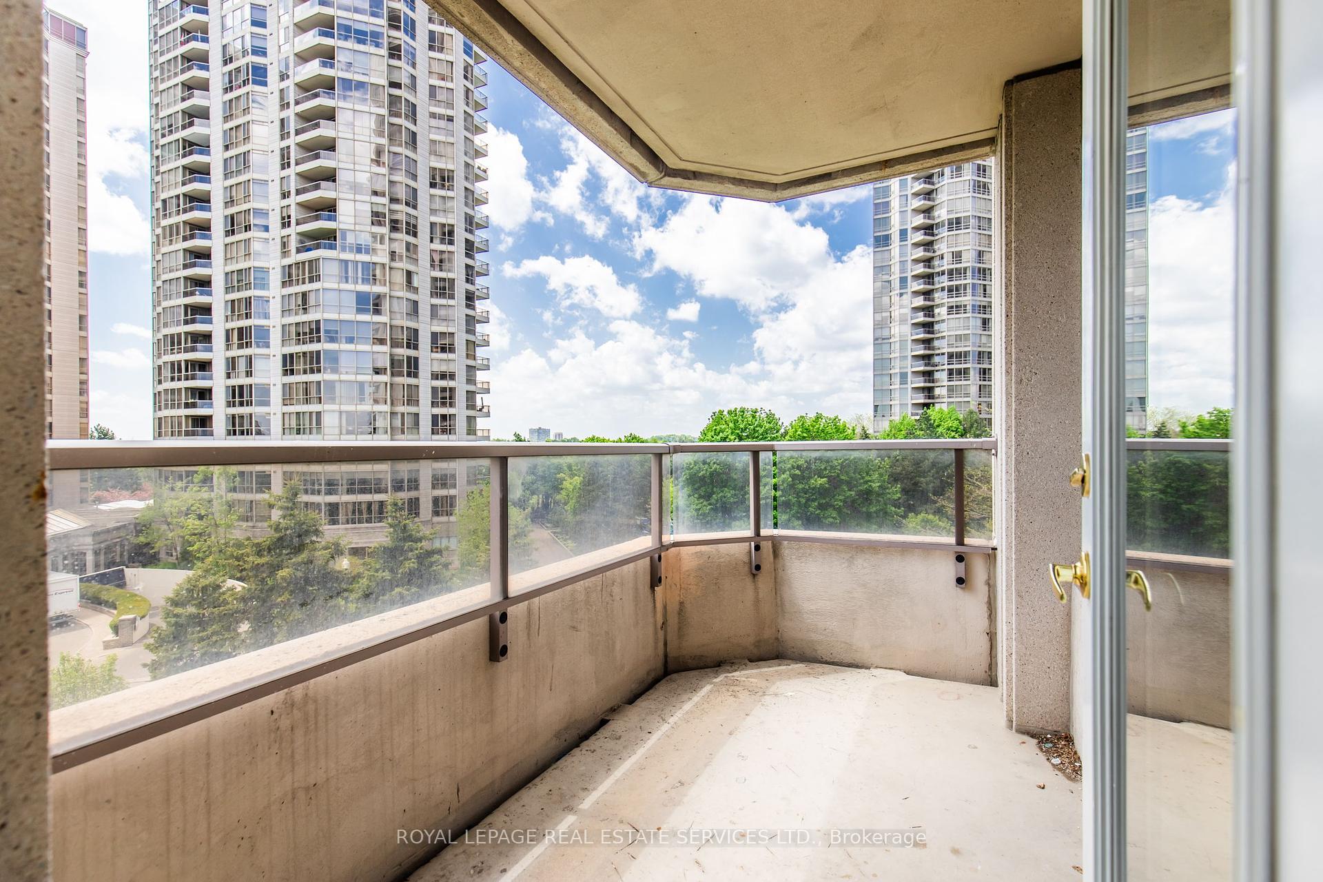 3 Bedrooms Condo at 25 Kingsbridge Garden, Mississauga For sale