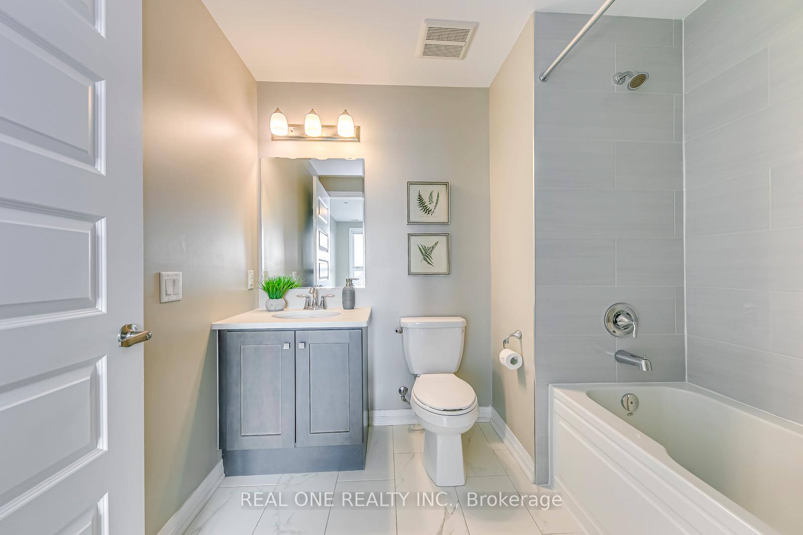 2 Bedrooms Condo at 95 Dundas, Oakville For sale