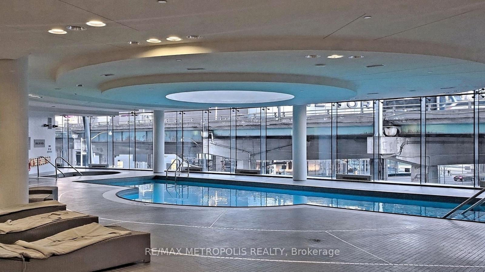 2 Bedrooms Condo at 12 York,  Toronto For sale