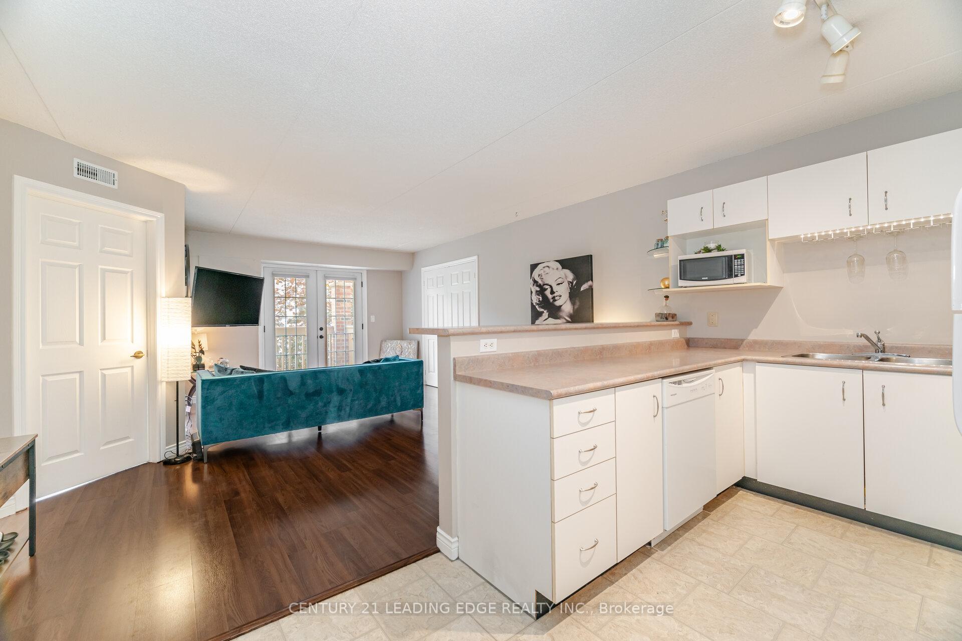2 Bedrooms Condo at 4005 Kilmer, Burlington For sale