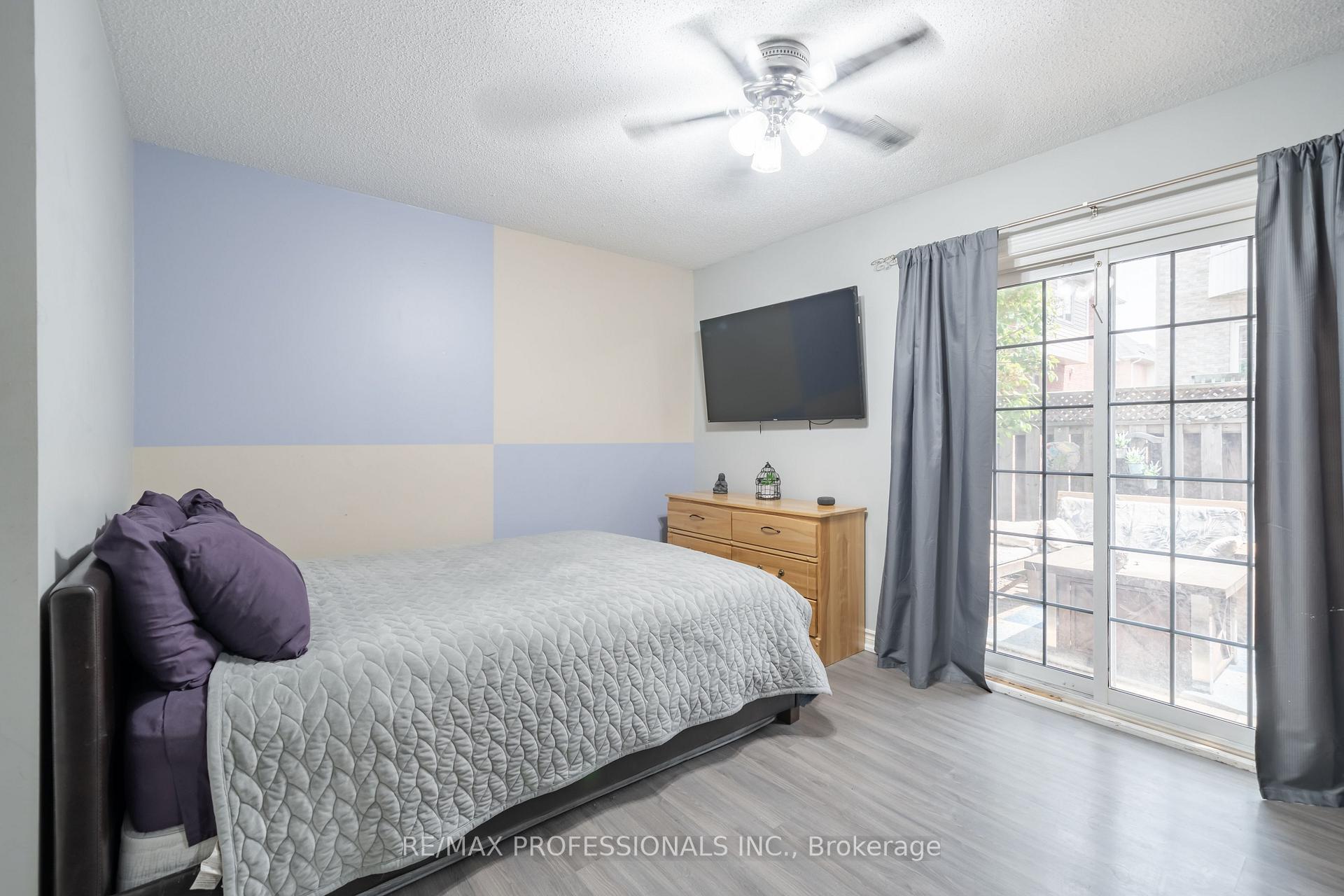 2 Bedrooms Condo at 3480 Upper Middle, Burlington For sale