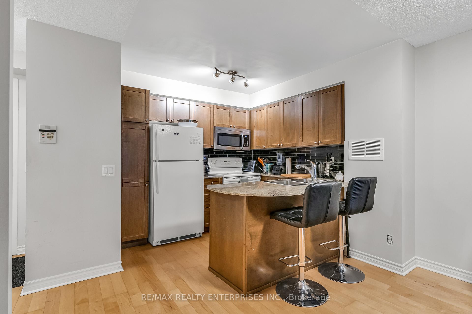 2 Bedrooms Condo at 763 Bay, Toronto For sale