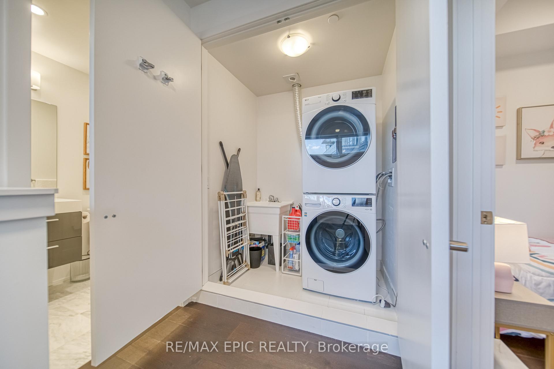 3 Bedrooms Condo at 165 Pears, Toronto For sale