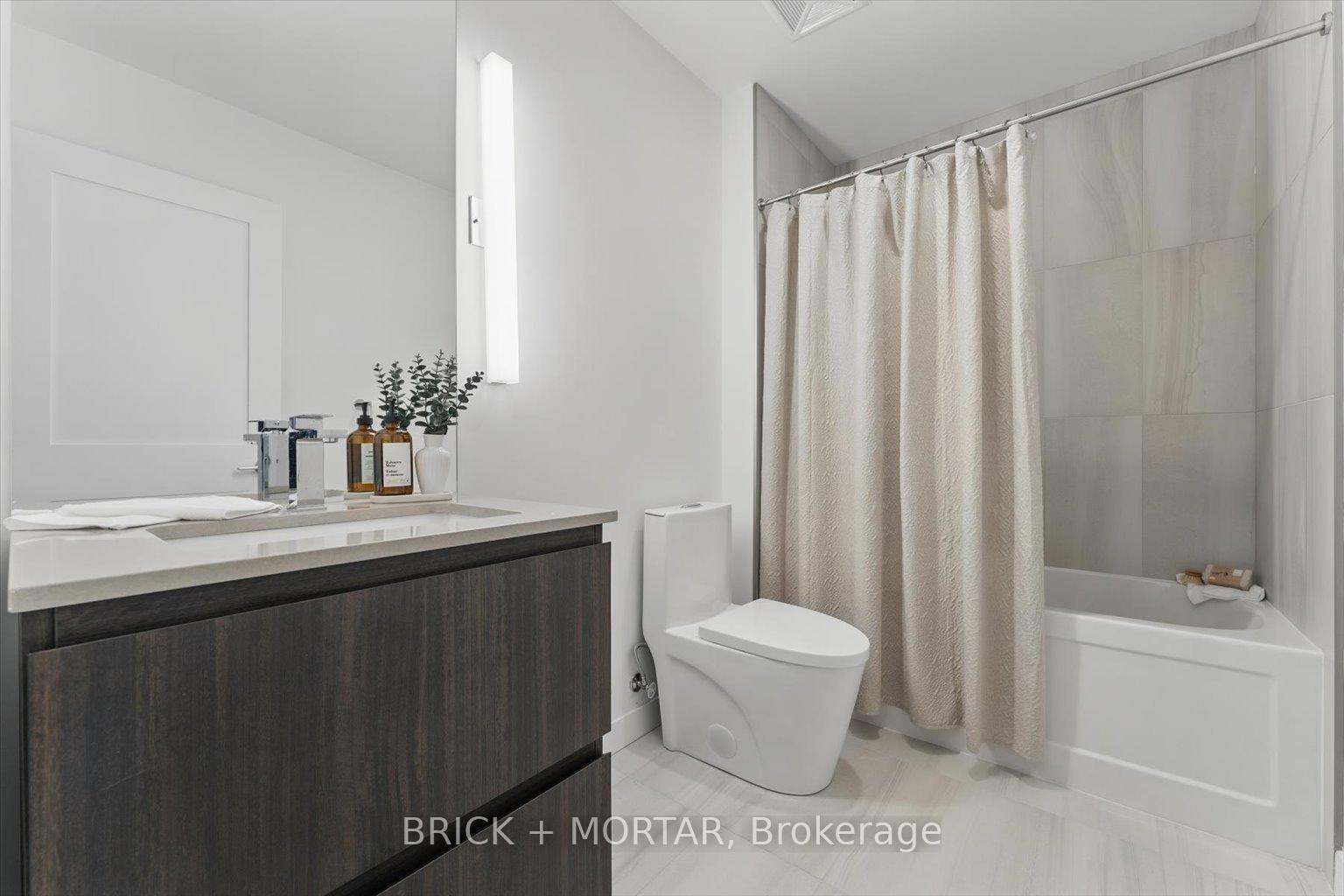 2 Bedrooms Condo at 1 Hillsdale, Toronto For sale
