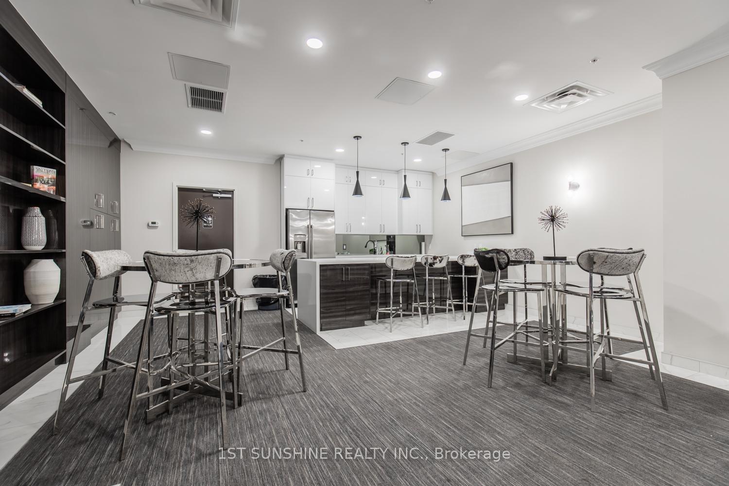 2 Bedrooms Condo at 112 King, Hamilton For sale