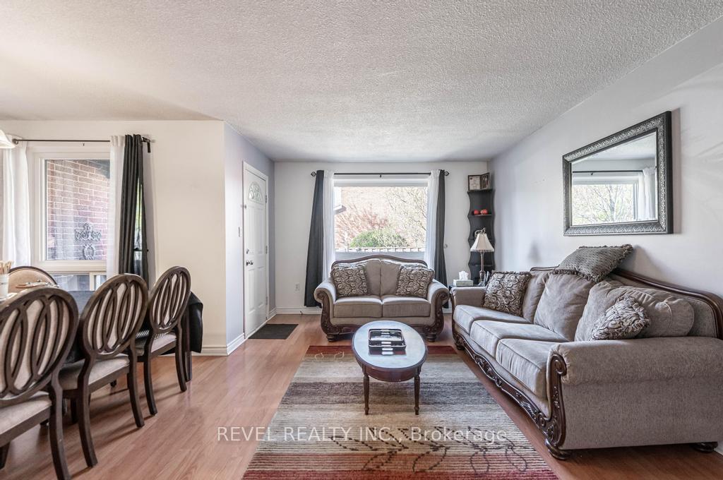 3 Bedrooms Condo at 25 Redbury,  Hamilton For sale