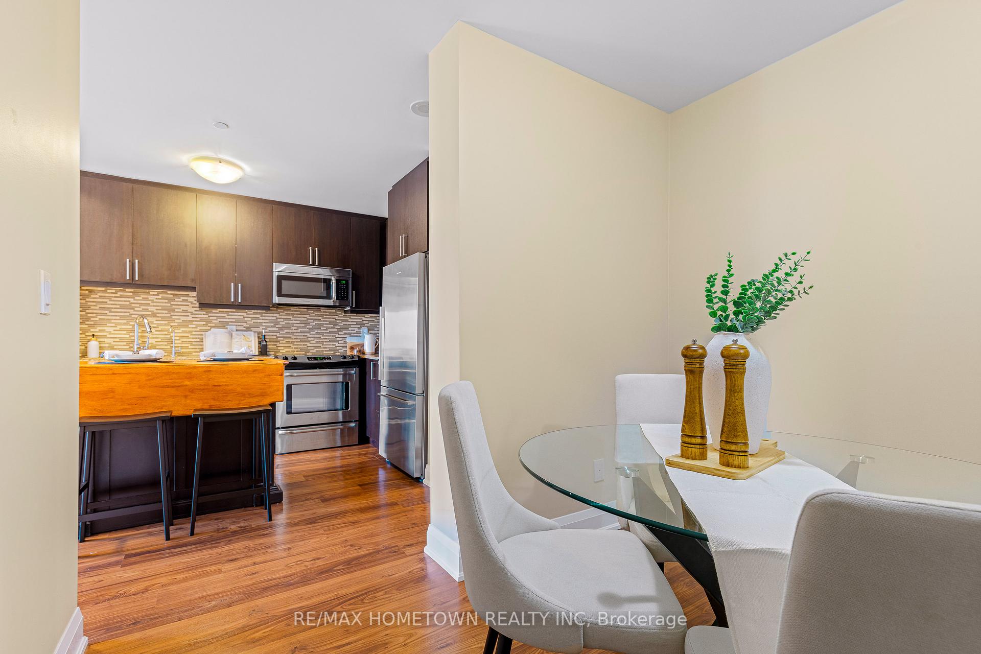2 Bedrooms Condo at 35 Fontenay, Toronto For sale