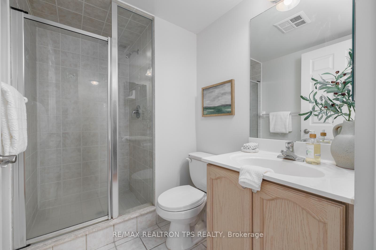 3 Bedrooms Condo at 61 Town Centre, Toronto For sale